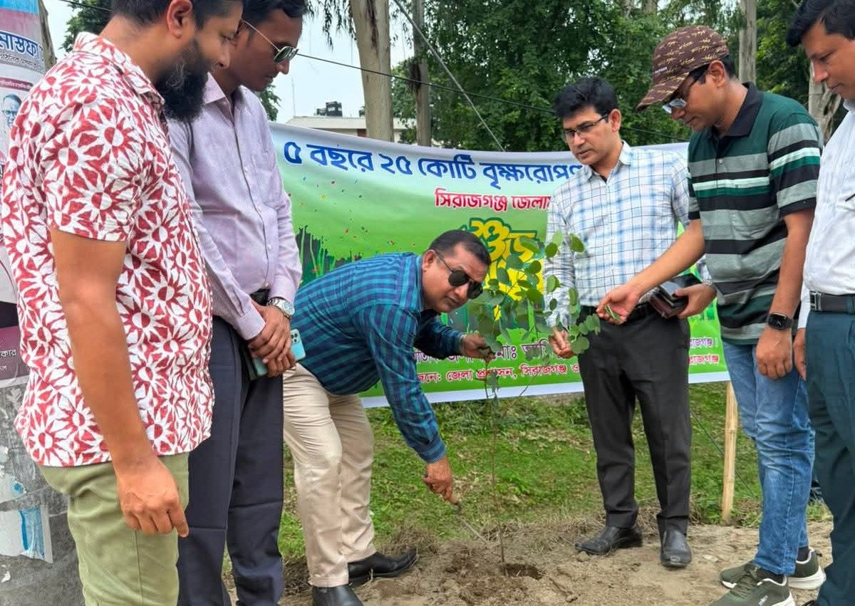 ‘২৫ কোটি বৃক্ষরোপণ’ কর্মসূচির অংশ হিসেবে সিরাজগঞ্জে চারা বিতরণ