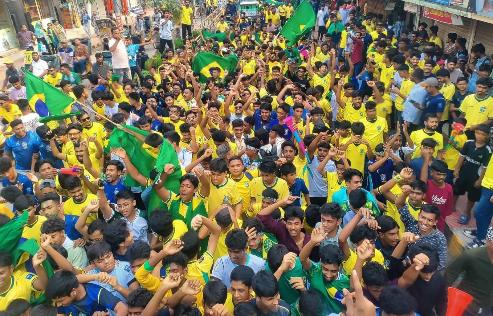 বিশ্বকাপকে বরণ করে নিতে সিরাজগঞ্জে ব্রাজিল সমর্থকদের বিশাল মিছিল