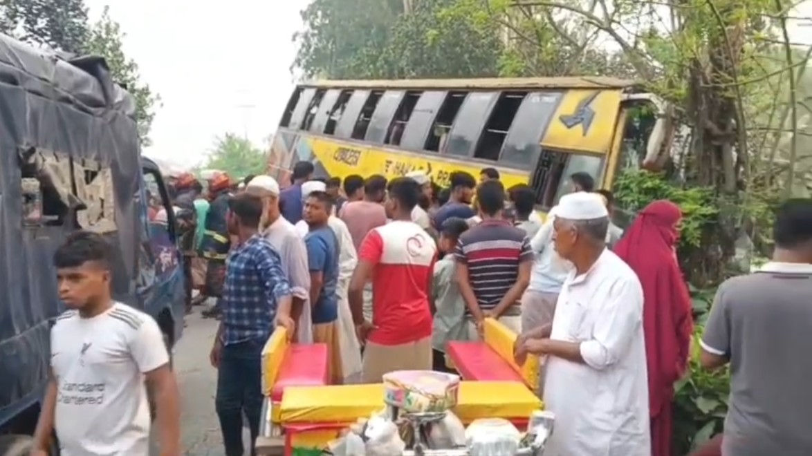 বেলকুচিতে বাসচাপায় নারীসহ ৩ ভ্যানযাত্রী নিহত