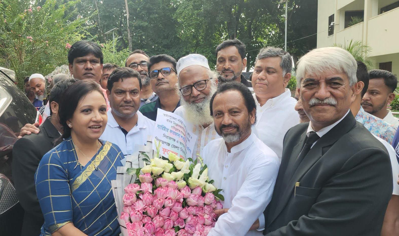 সিরাজগঞ্জে সমাজকল্যাণ প্রতিমন্ত্রী, ফুলেল শুভেচ্ছা জেলা বিএনপির