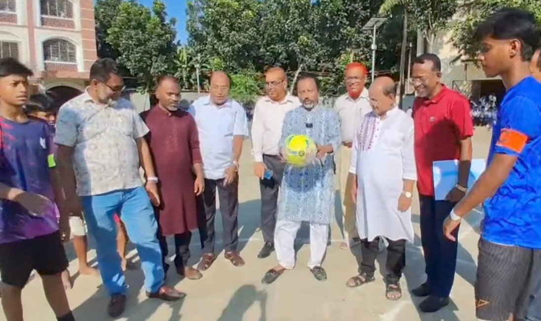 ভিক্টোরিয়া হাই স্কুলে আন্তঃশ্রেণি ফুটবল টুর্নামেন্ট শুরু